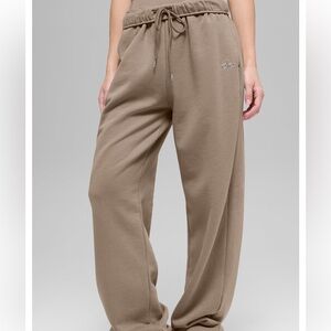 Alo
Accolade Straight Leg Sweatpant Gravel